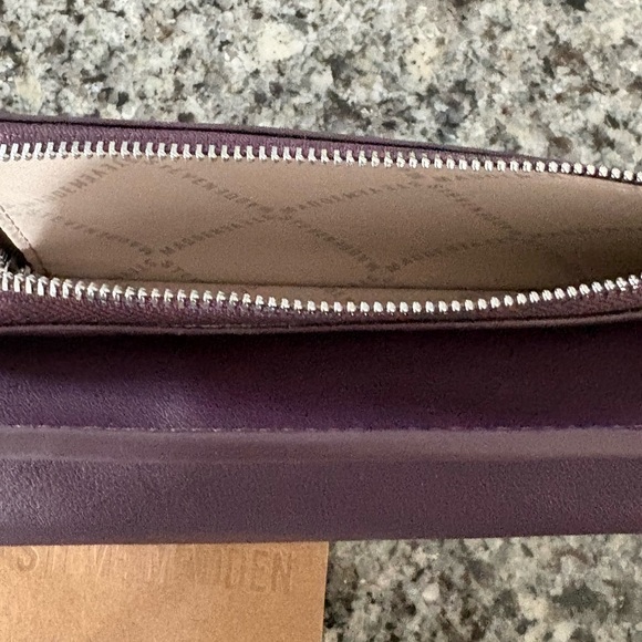 NWT- Steve Madden wristlet, color-beet root - Picture 5 of 11
